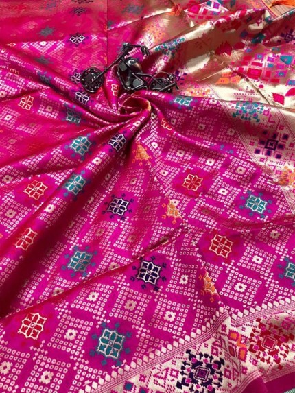 Pretty Look Banarasi Silk Saree with Gold zari Meenakari Design